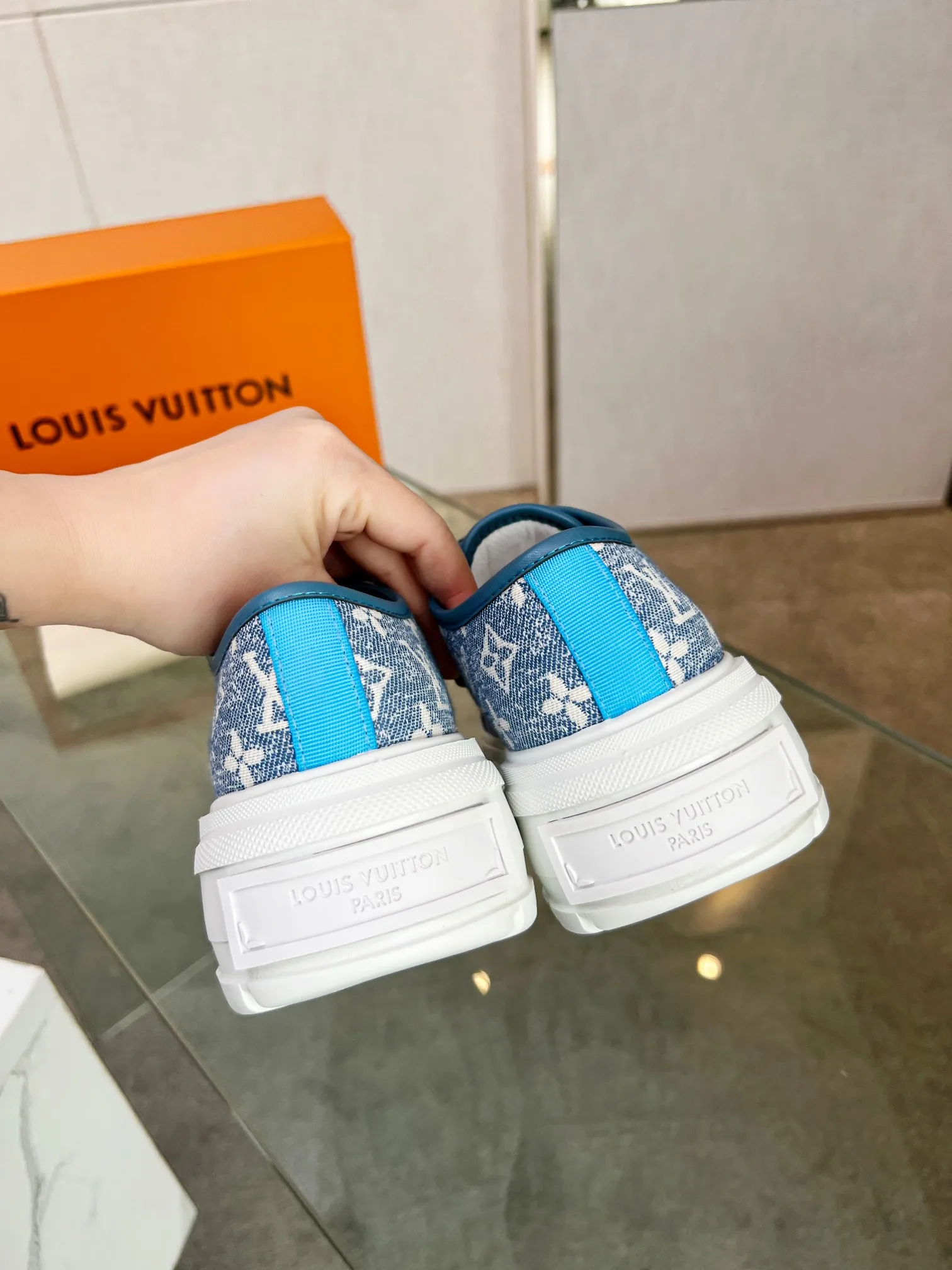 👟👟Ex-factory price 440👟👟 This LV Squad sneaker is made of Monogram denim to stretch out the midsummer comfort. The same color leather outlines the edges, the rubber LV Circle logo embellishes the tongue, and the thick yet lightweight rubber outsole upgrades the comfort again. Yardage: 35-41.
